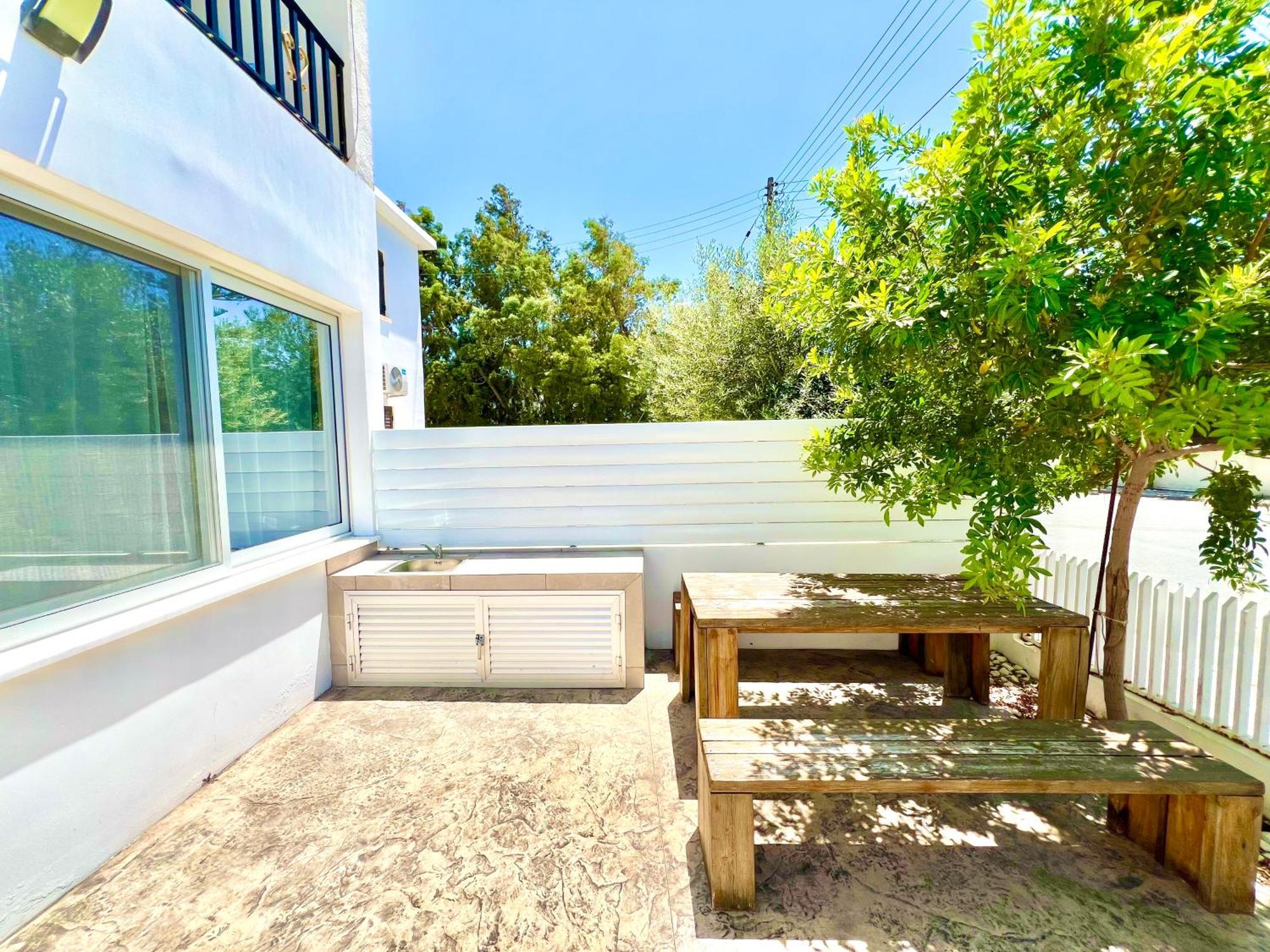 Seaside Escape - Charming Sunlit 2br Flat Paphos