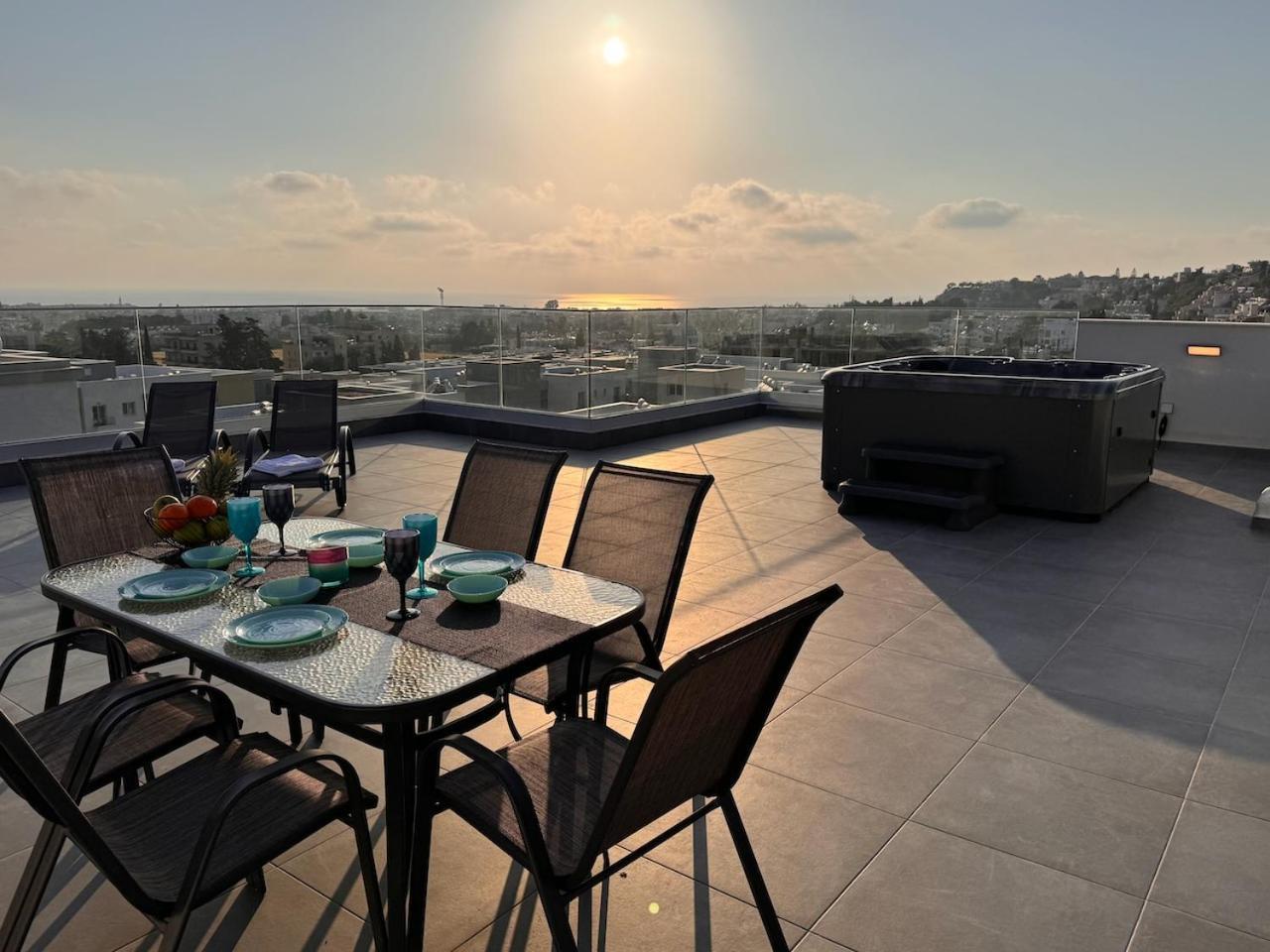 Rooftop With Jacuzzi *