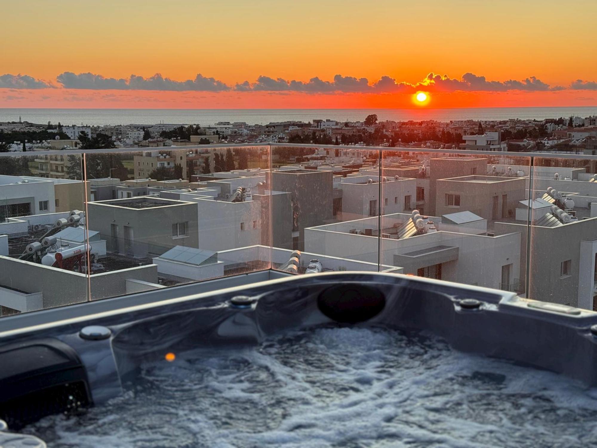 Apartment Rooftop With Jacuzzi *