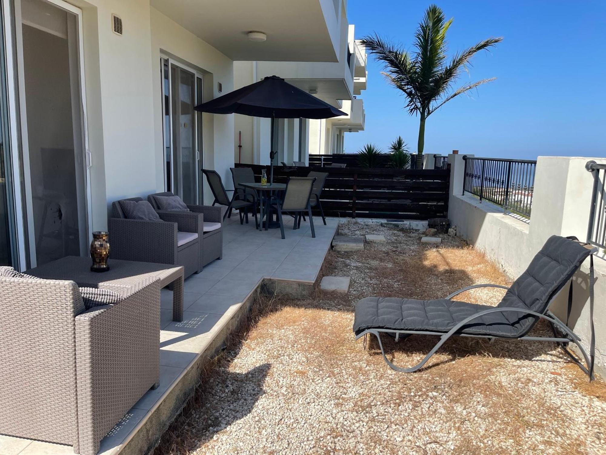 2 Bed Mountains And Costal Views With Pool *
