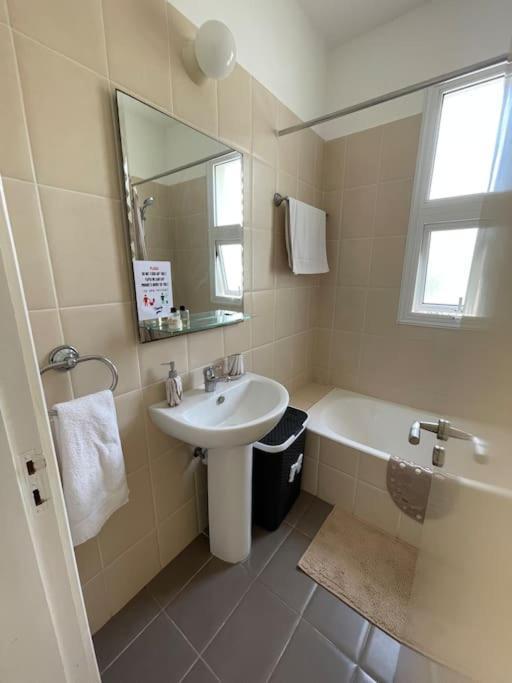 2 Bed Mountains And Costal Views With Pool Paphos