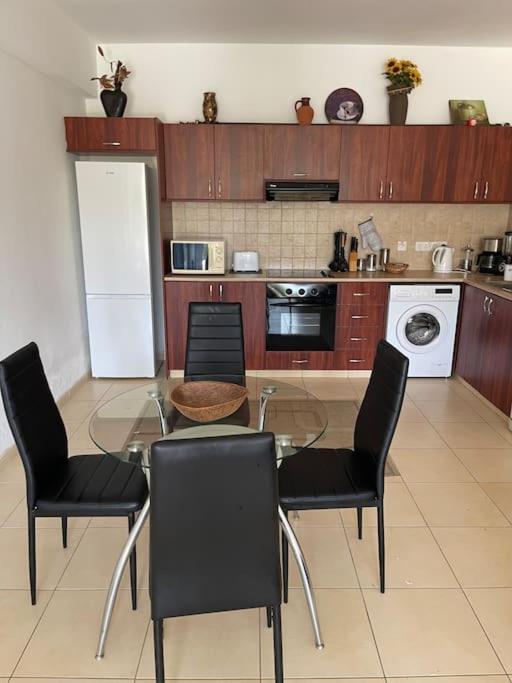 2 Bed Mountains And Costal Views With Pool Paphos