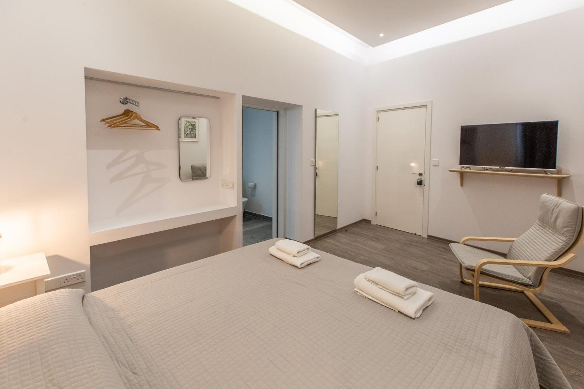 - Unique Staying In Centre Aparthotel Paphos