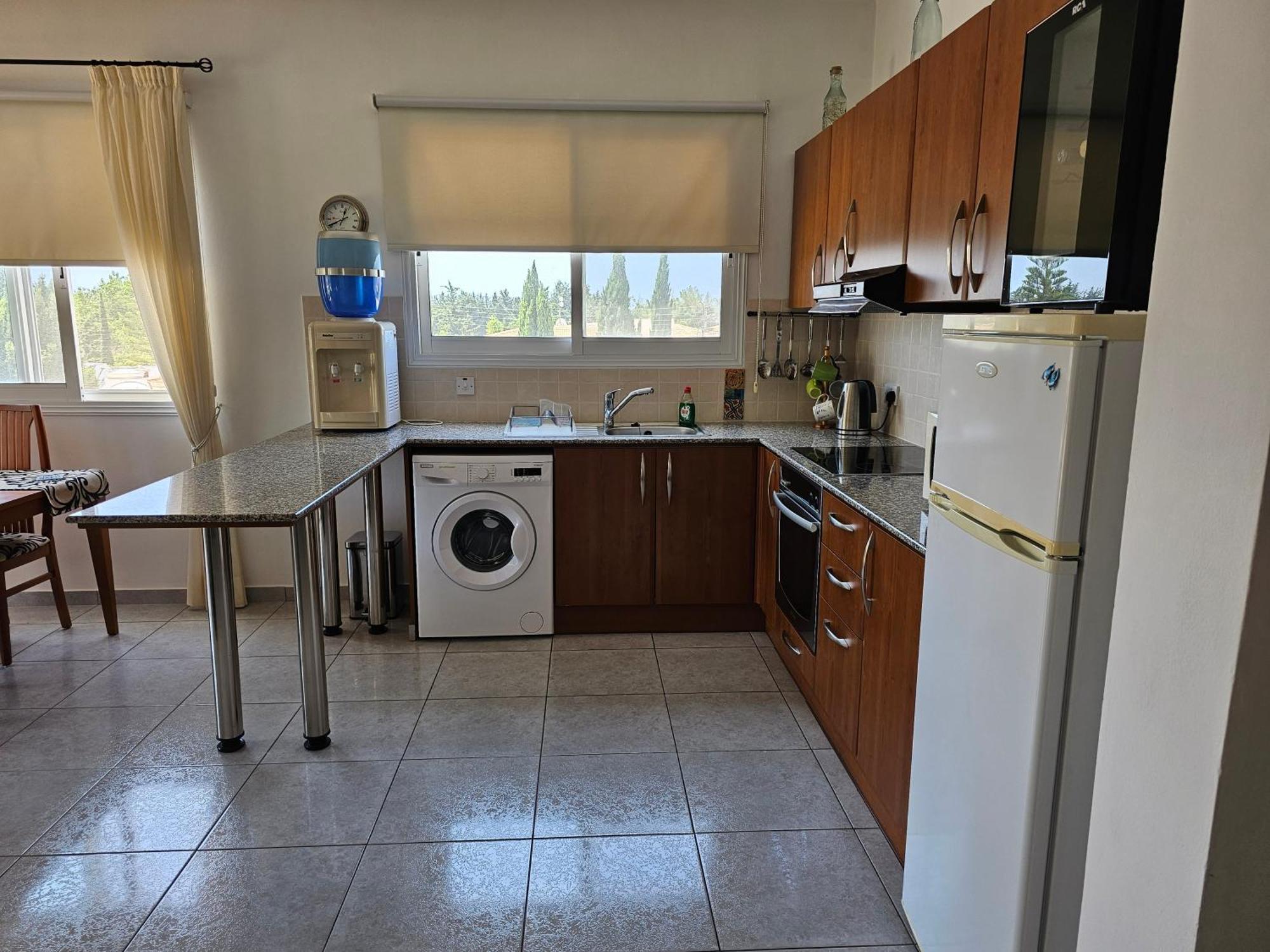 Beautiful 2 Bedrooms By The Pool Apartment *