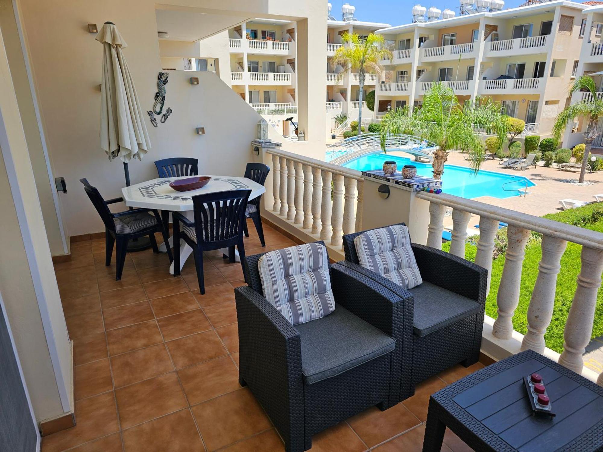 Beautiful 2 Bedrooms By The Pool Apartment Paphos