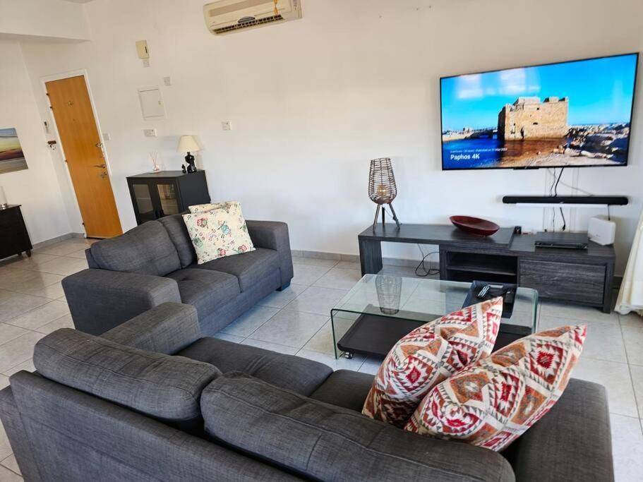 Beautiful 2 Bedrooms By The Pool