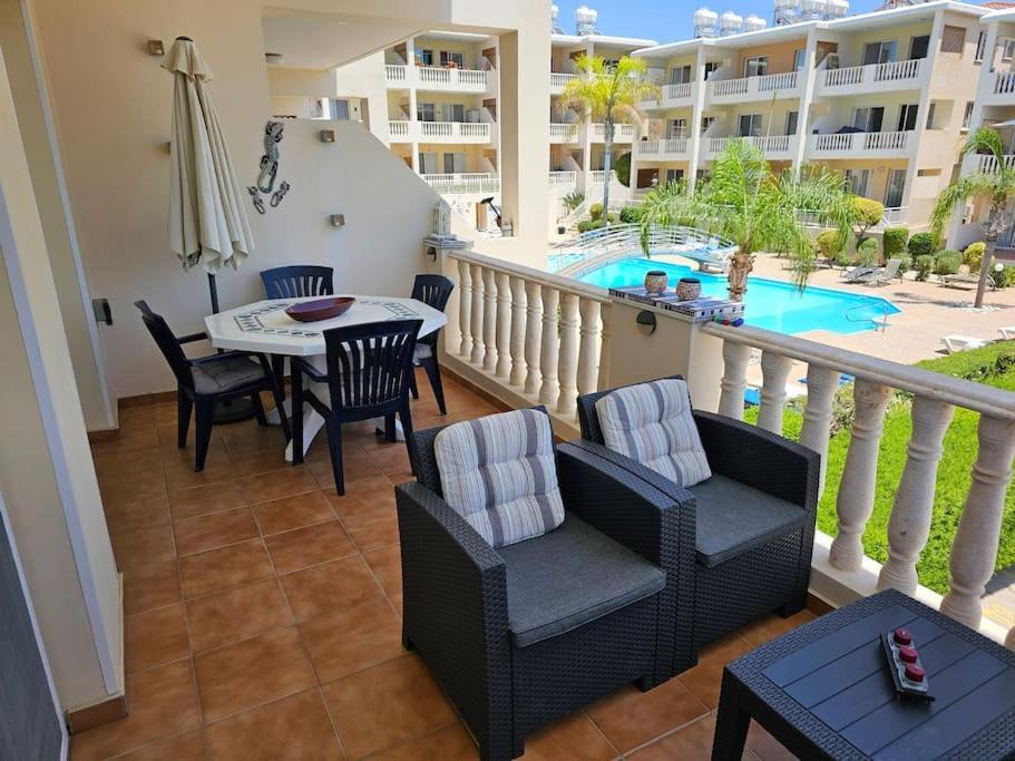 Beautiful 2 Bedrooms By The Pool Apartment *