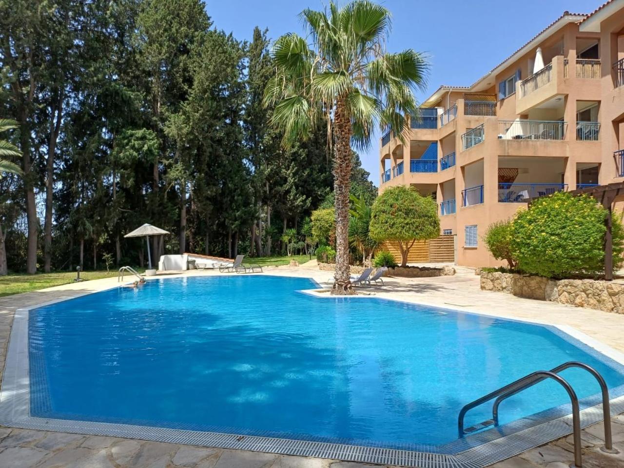Paradise Gardens - Superb Large 3 Bed 2 Bath Apartment