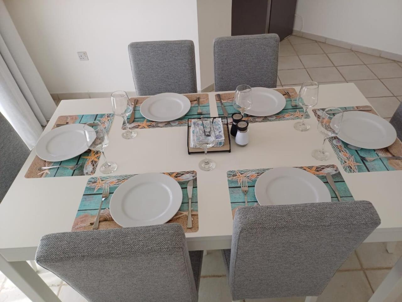 Paradise Gardens - Superb Large 3 Bed 2 Bath Apartment