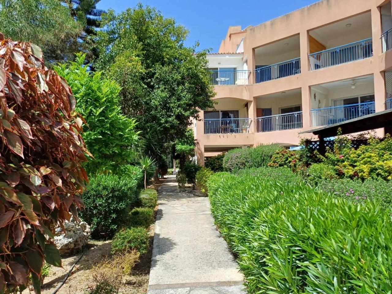 Paradise Gardens - Superb Large 3 Bed 2 Bath Apartment *