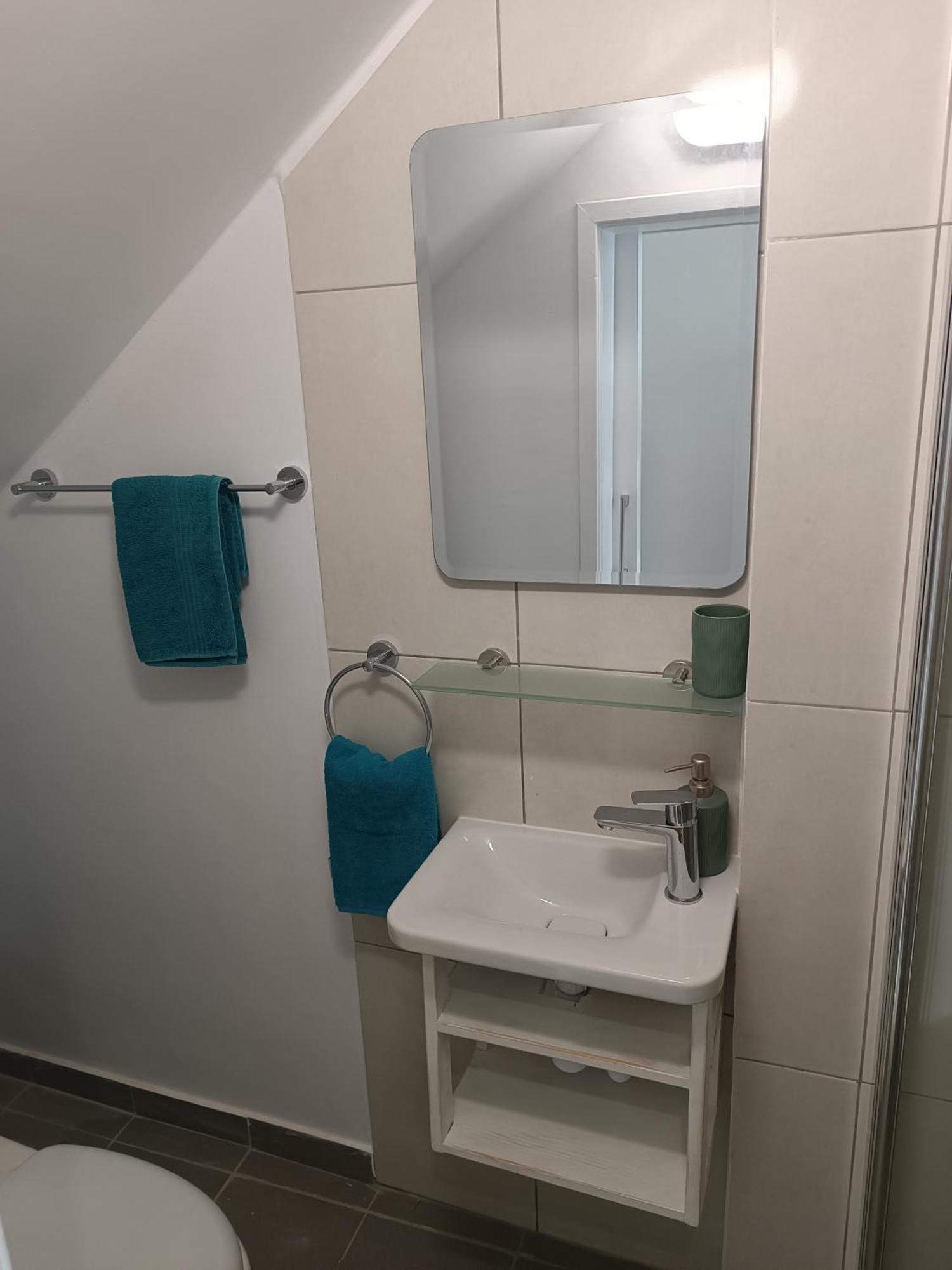 Pool Side 2 Bedroom Queens Gardens Complex Apartment