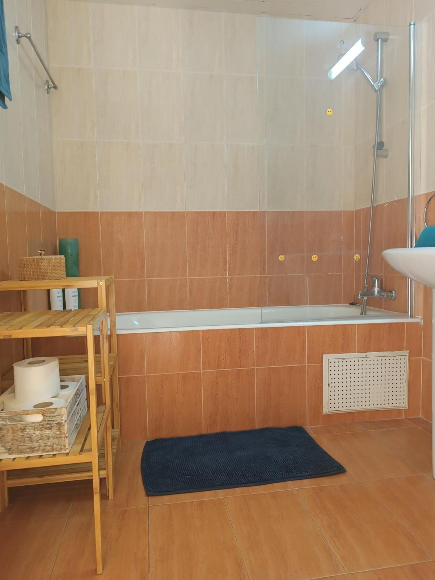 Apartment Pool Side 2 Bedroom Queens Gardens Complex *