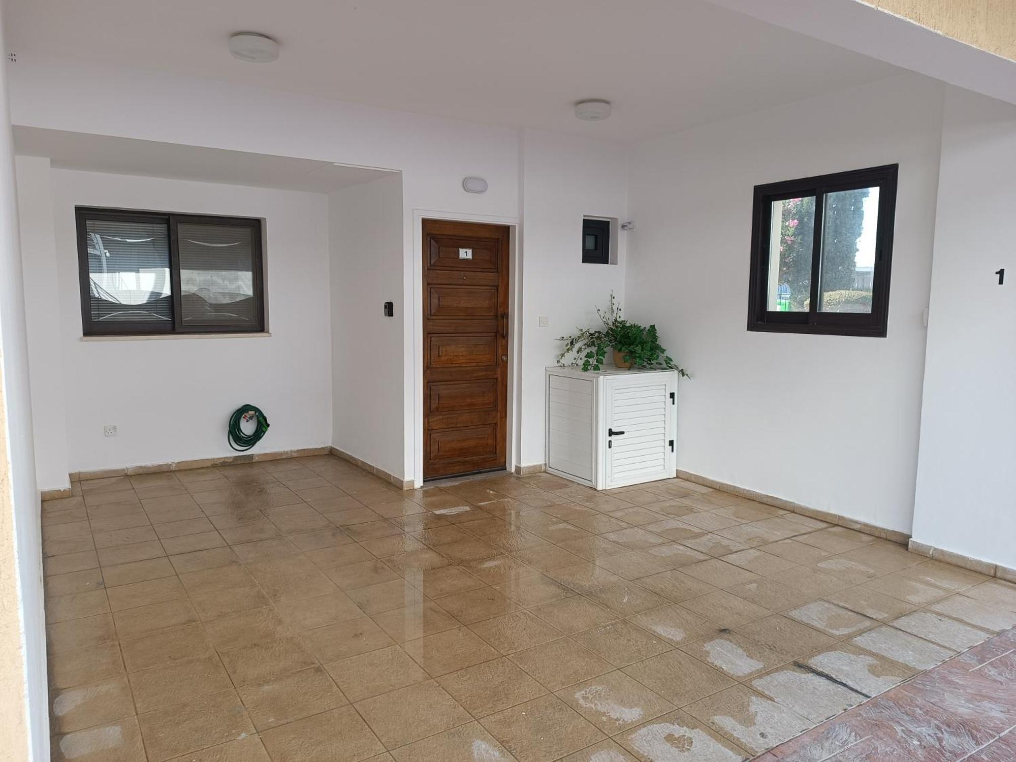 Apartment Pool Side 2 Bedroom Queens Gardens Complex *