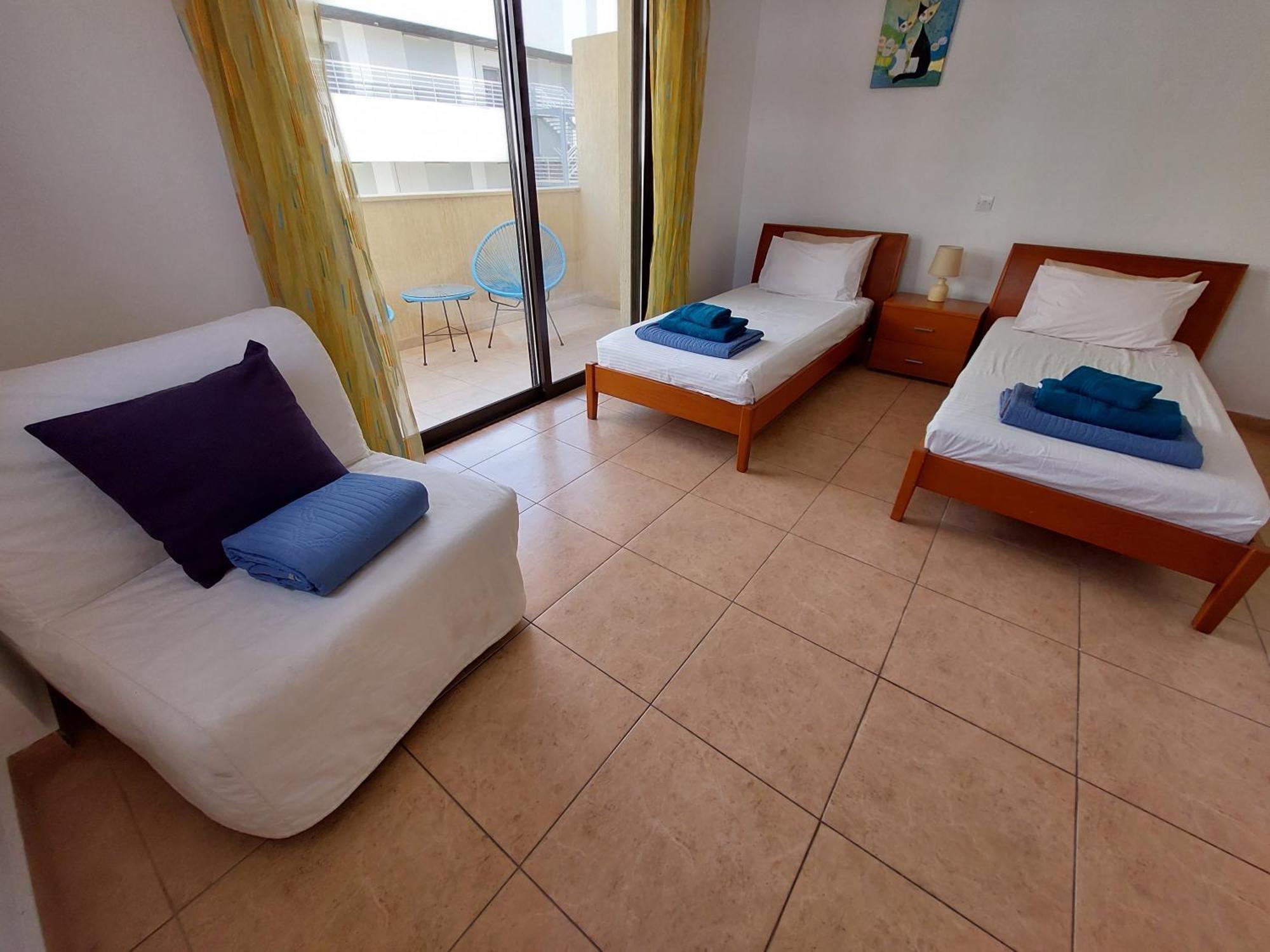Pool Side 2 Bedroom Queens Gardens Complex Apartment