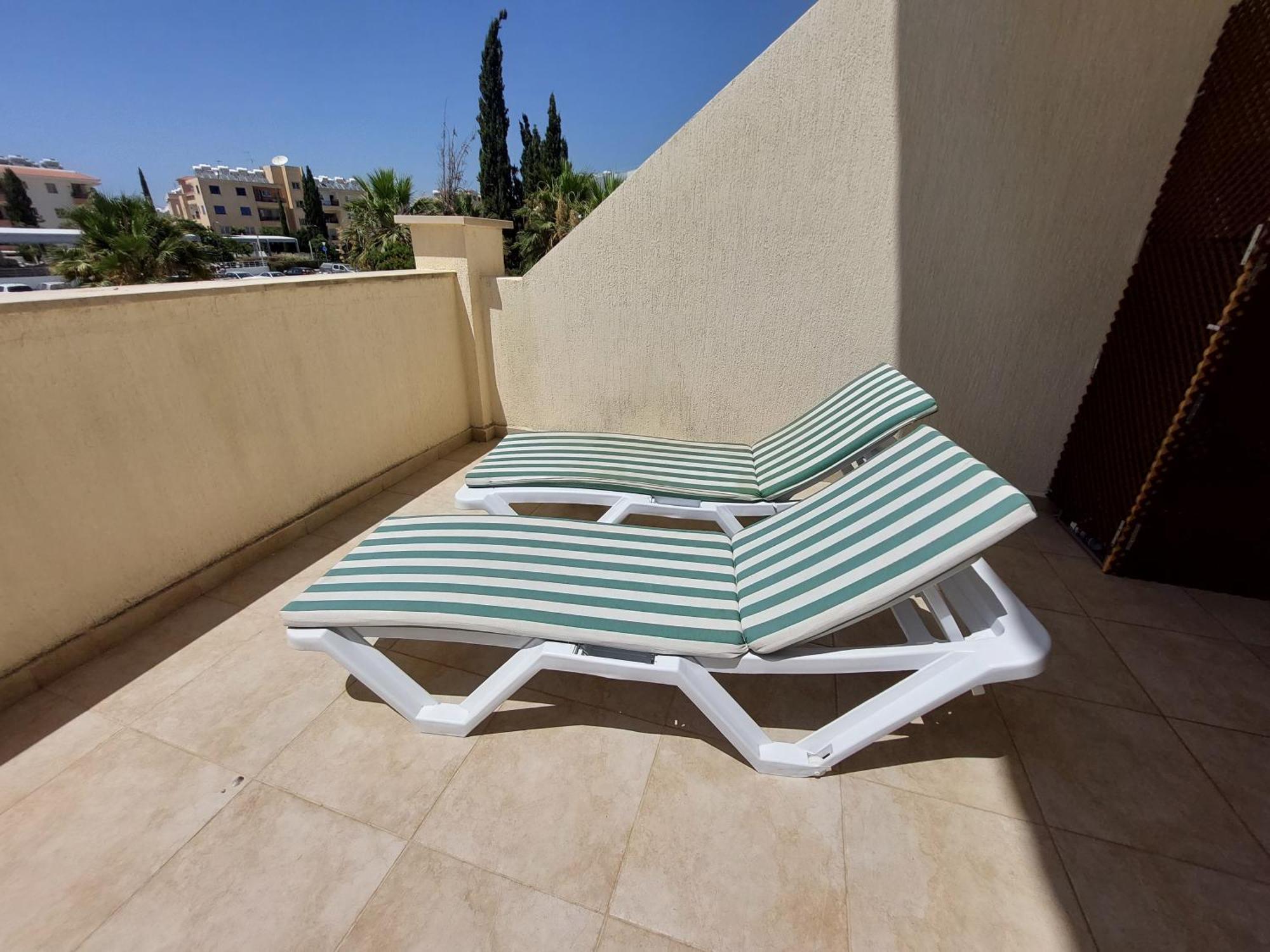 Pool Side 2 Bedroom Queens Gardens Complex Apartment *