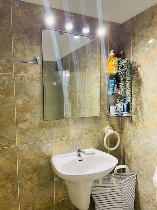 With A Luxurious Location Near The Sea Apartamento *