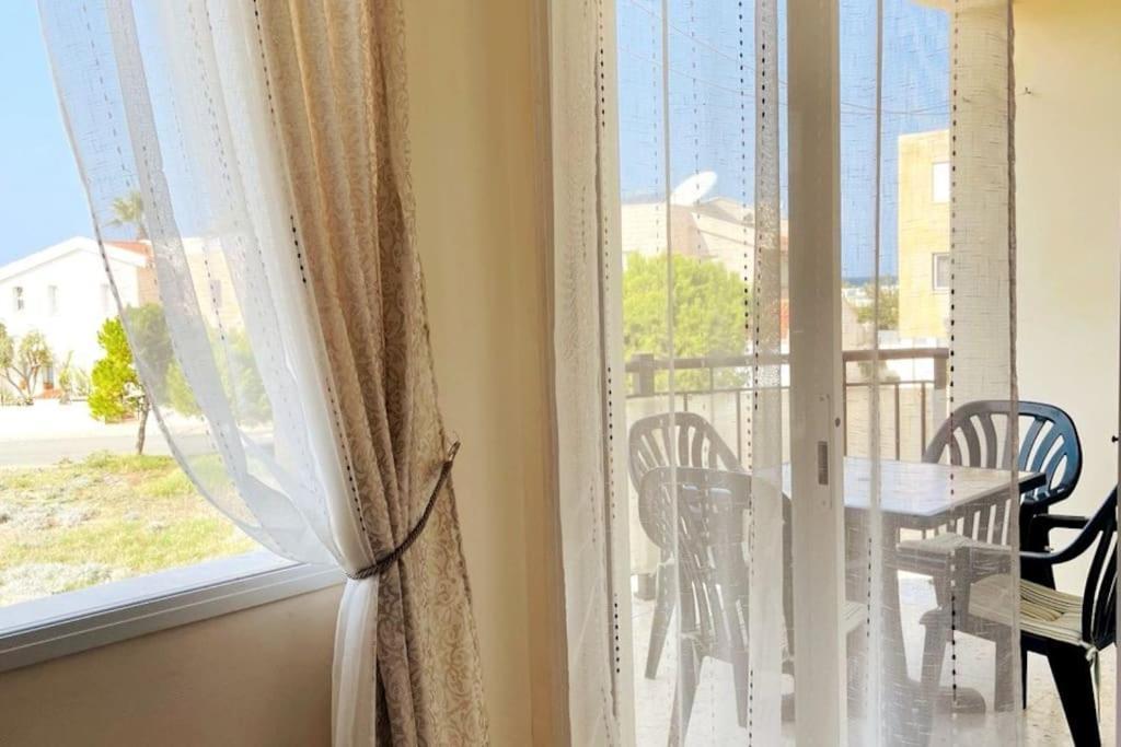 With A Luxurious Location Near The Sea Apartamento Paphos