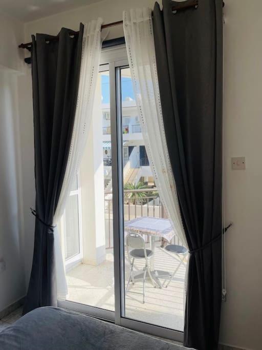 With A Luxurious Location Near The Sea Apartamento Paphos