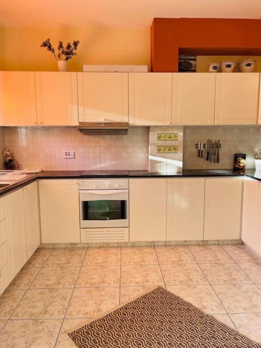 With A Luxurious Location Near The Sea Apartamento
