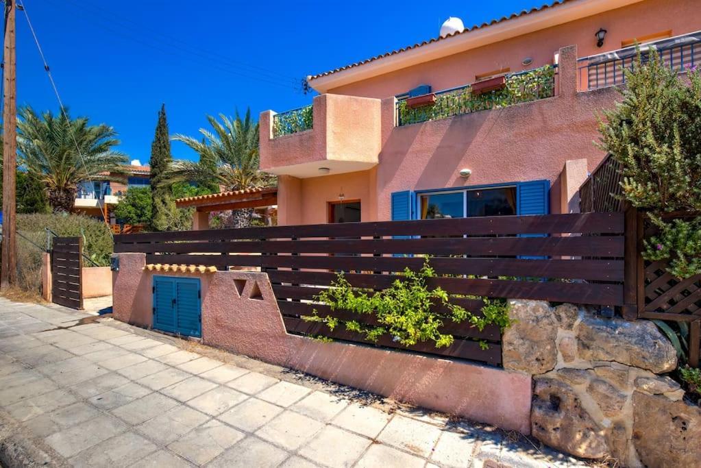 Villa Charming 3-bedroom Maisonette With Pool Access At Regina Gardens, 700 M Venus
