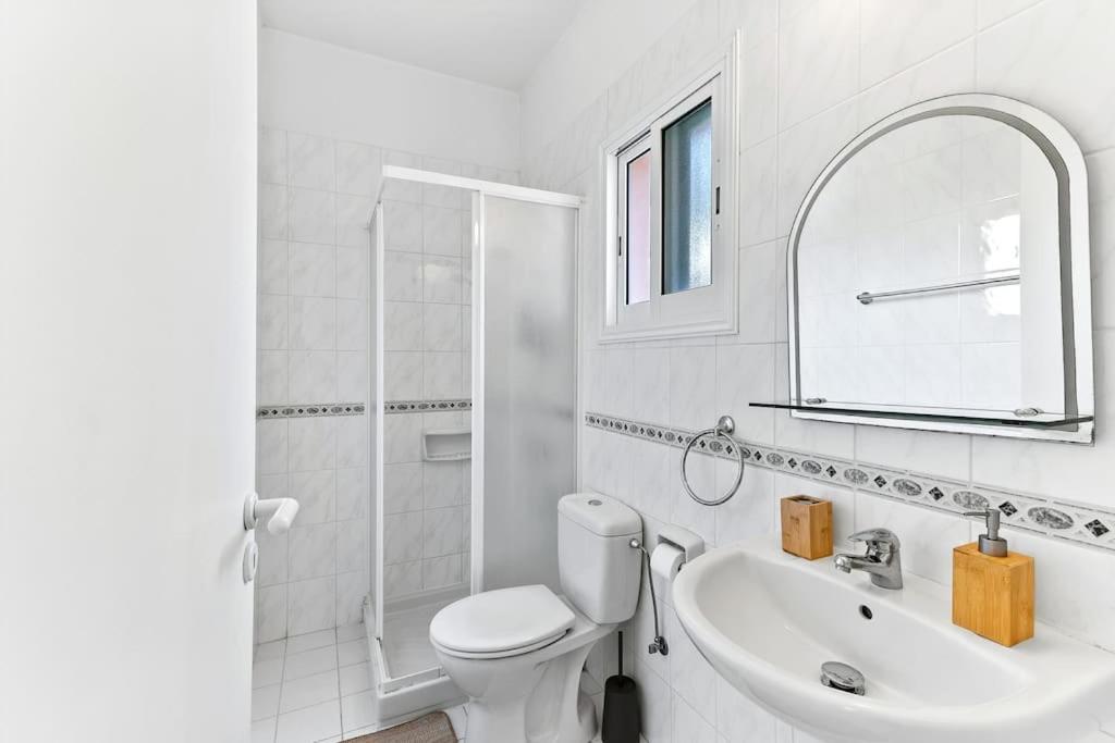Charming 3-bedroom Maisonette With Pool Access At Regina Gardens, 700 M Venus Villa *