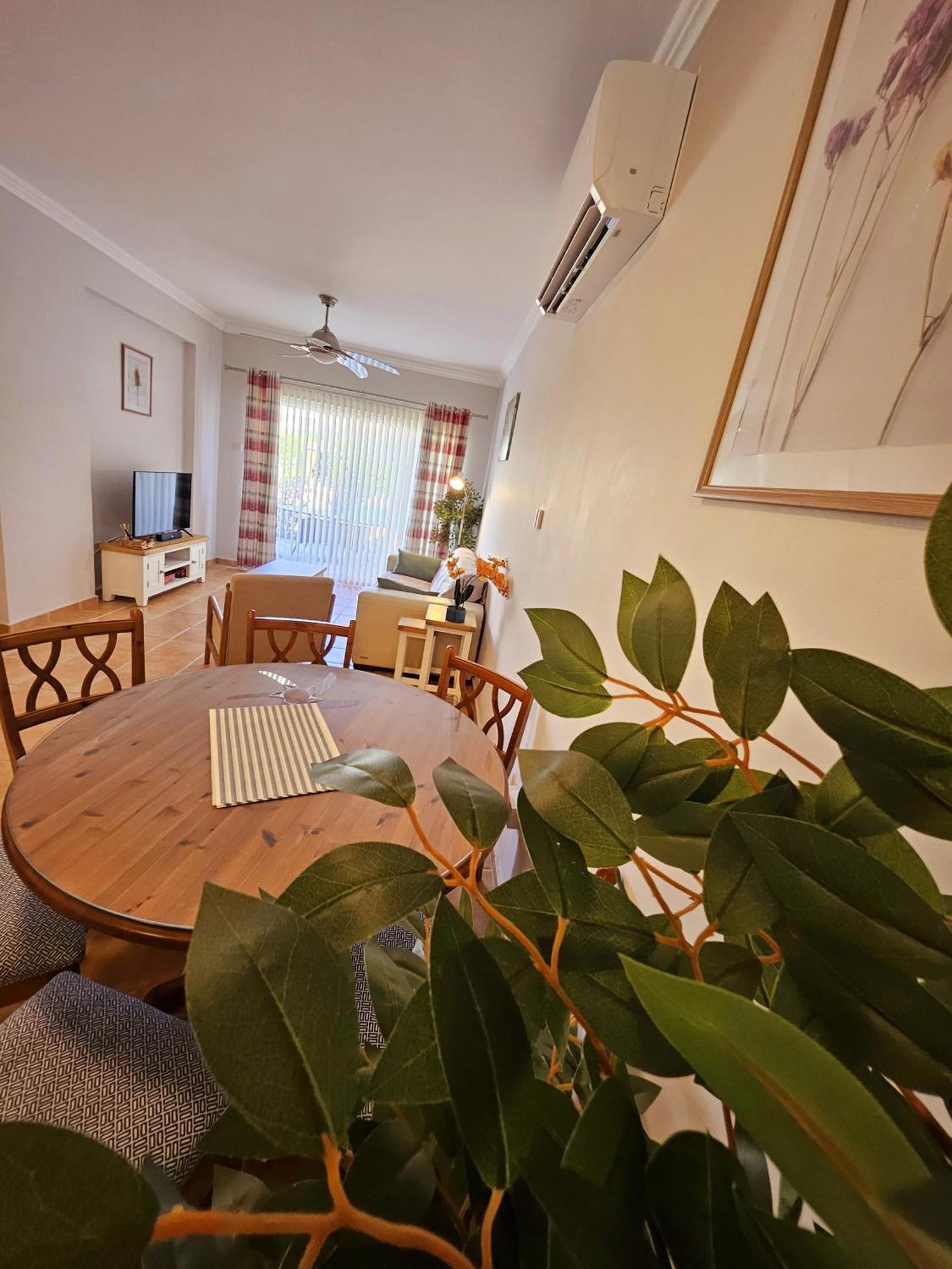 Family-Friendly 2Br Poolside Apartment With Terrace, Universal Area