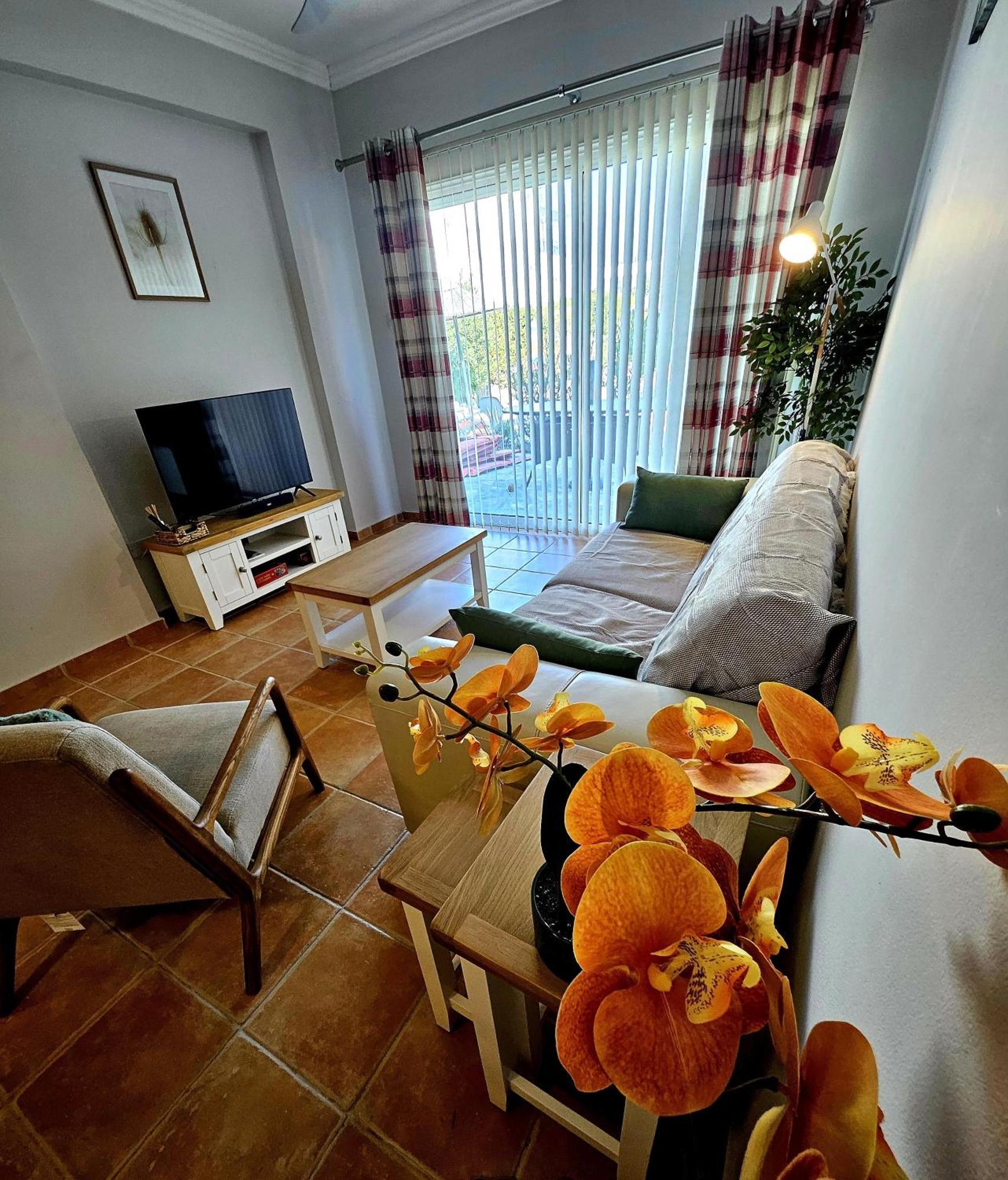 Family-Friendly 2Br Poolside Apartment With Terrace, Universal Area *