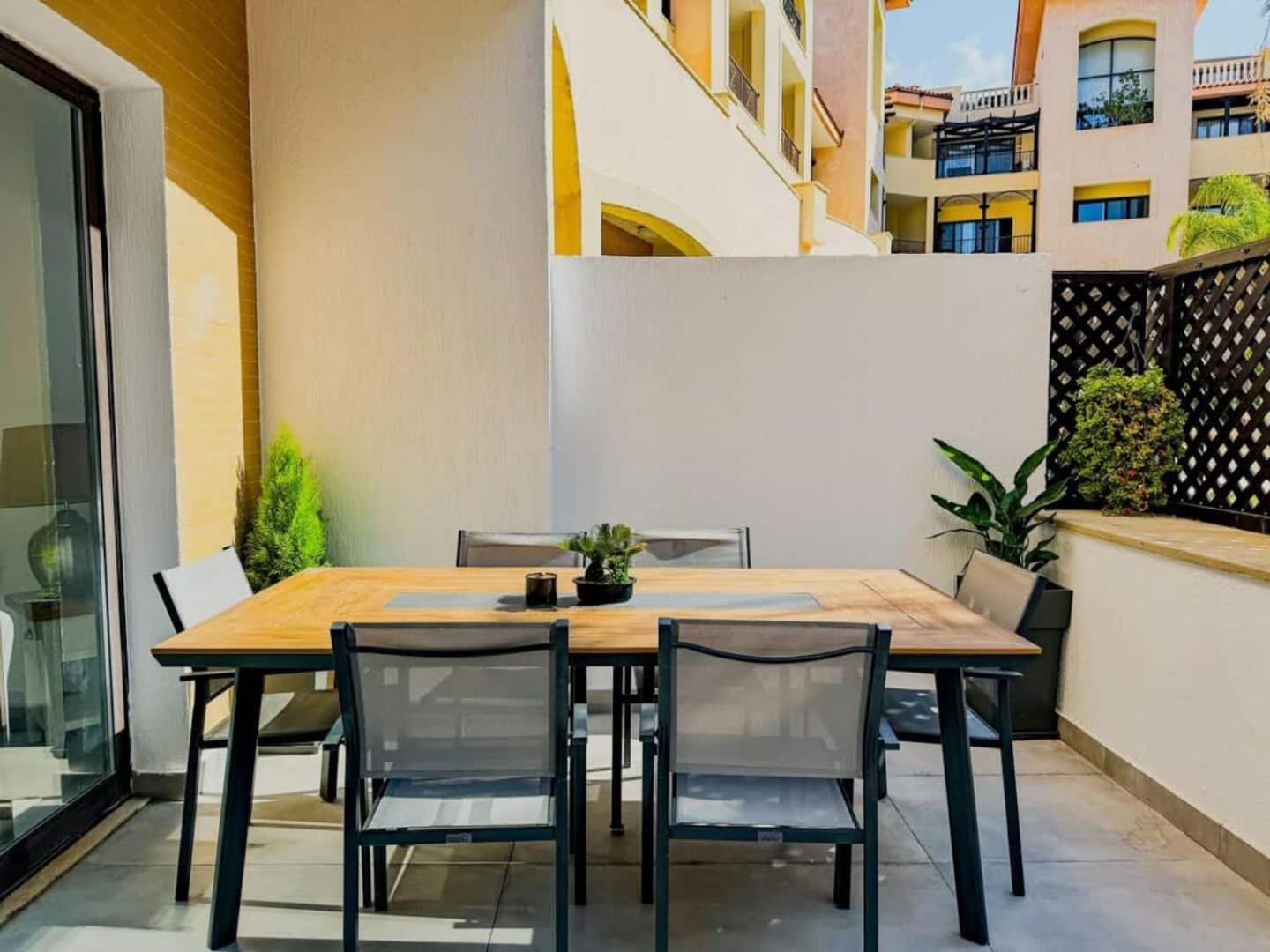 Apartment Queens Gardens Paradise Vip, Pool, Mall, Sea