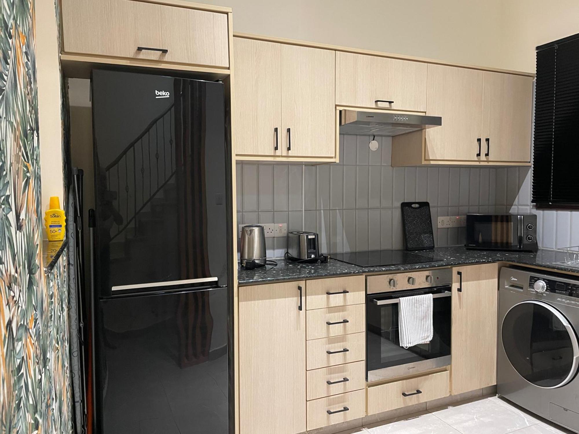 Townhouse With Pool 5 Minute Walk To Paphos
