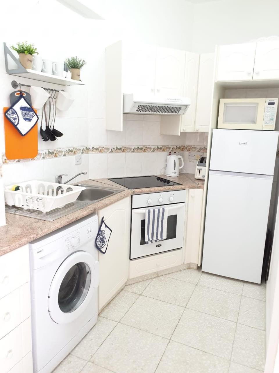 Regina Gardens - Stylish Modern 1 Bedroom Apartment