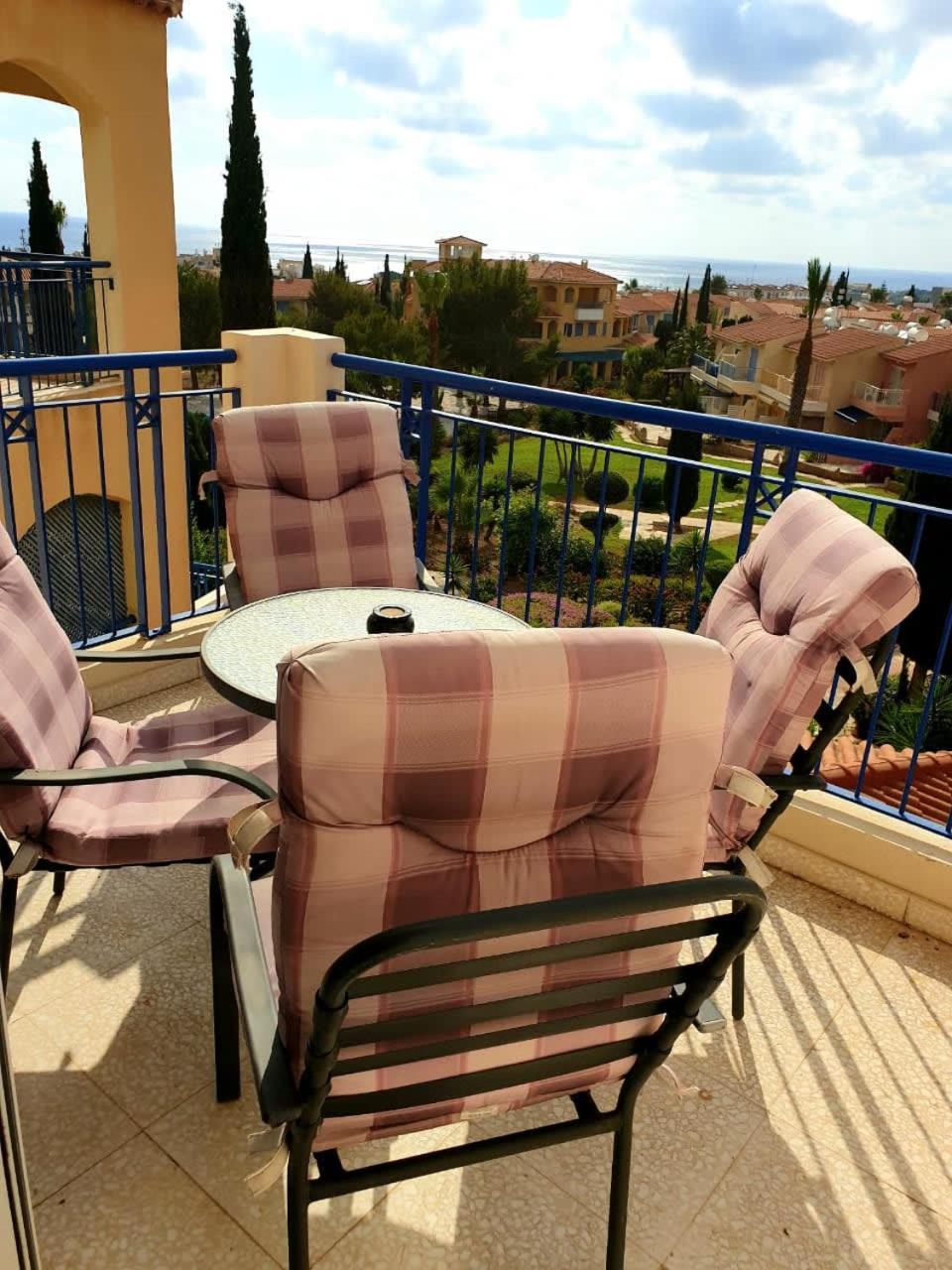 Regina Gardens - Stylish Modern 1 Bedroom Apartment *