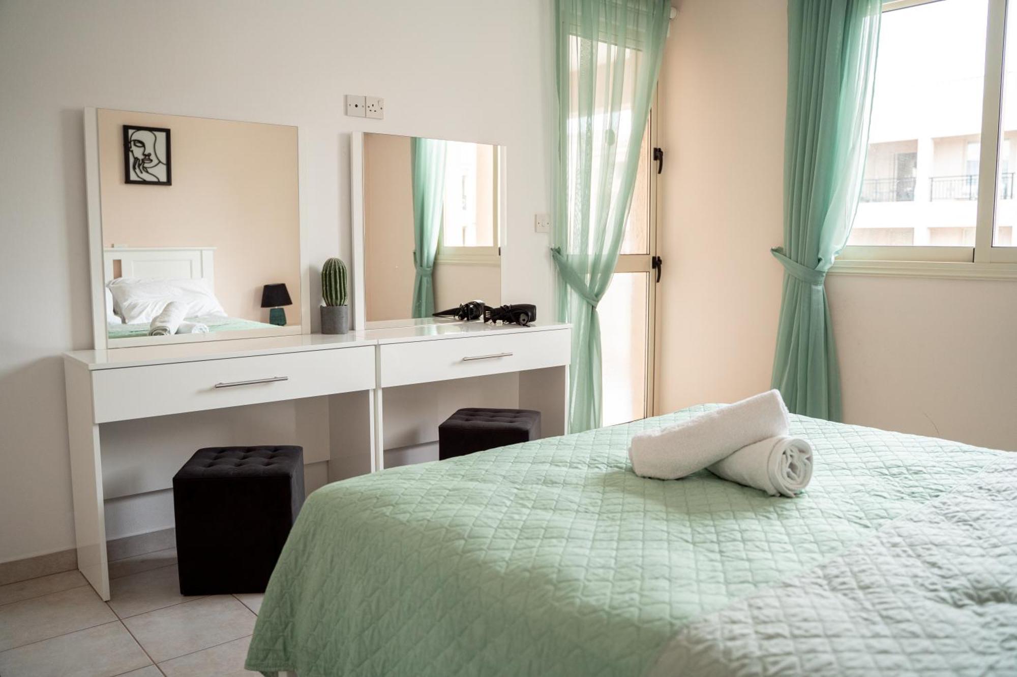 Noyas Place- Amazing 2bdrm With Swimming Pool Complex Apartment *