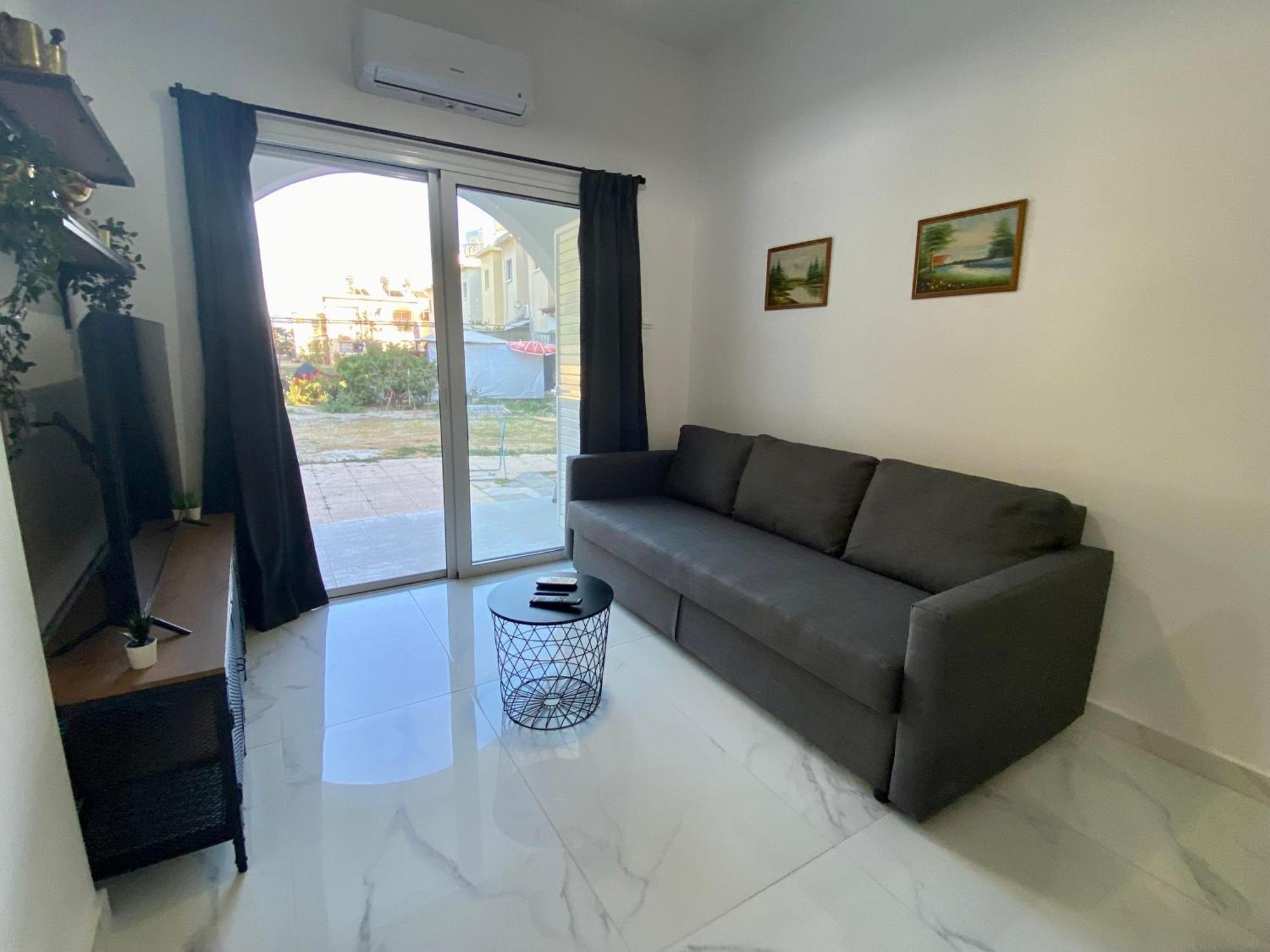 Seaside Two Bedroom Modern Flat In Tourist Area Apartment