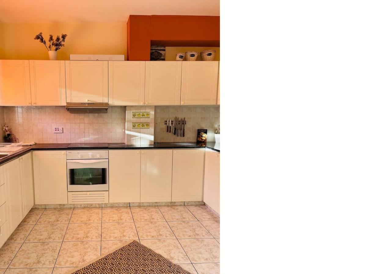 With A Luxurious Location Near The Sea Apartamento Paphos