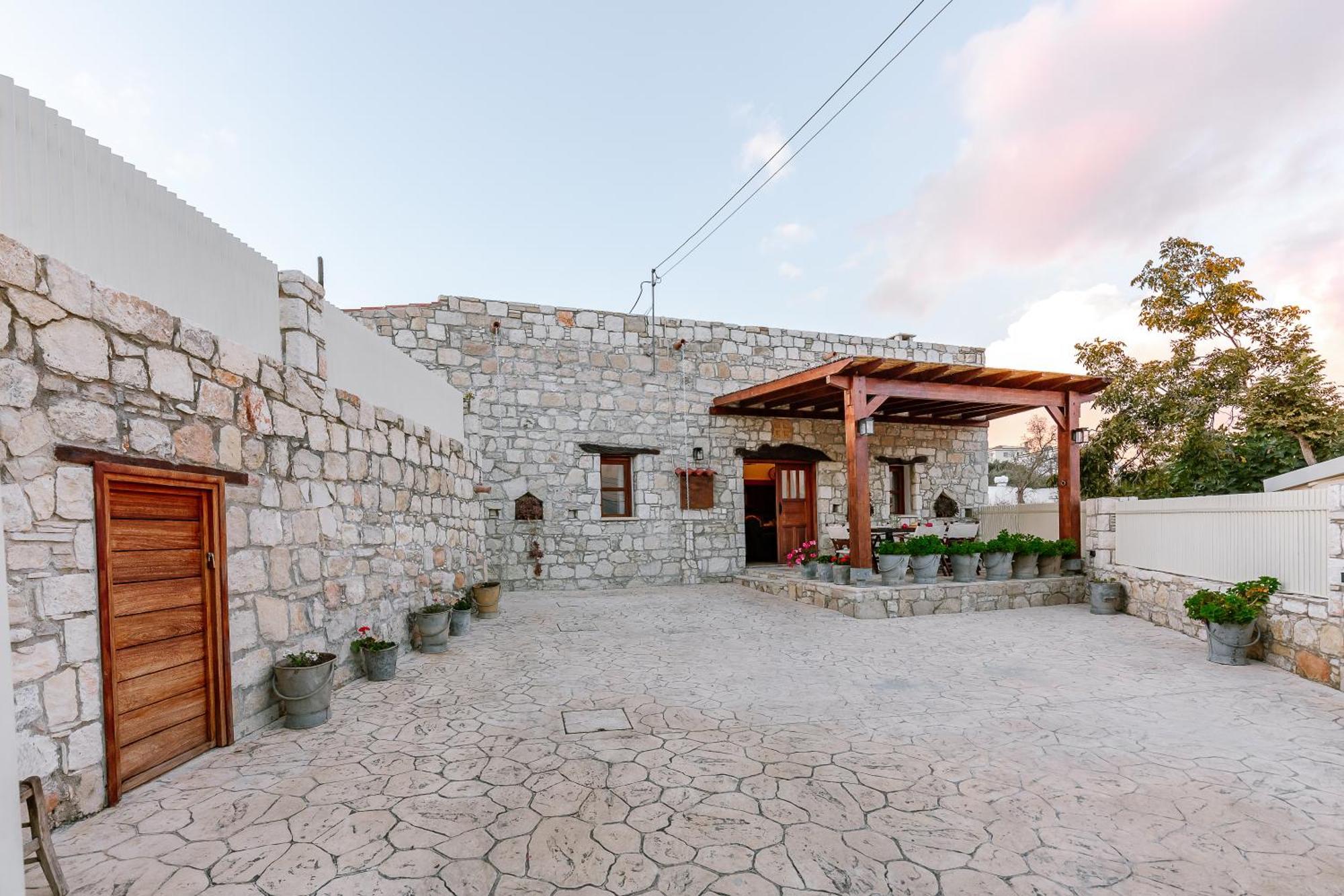 Iliada's Traditional Stone House * Paphos