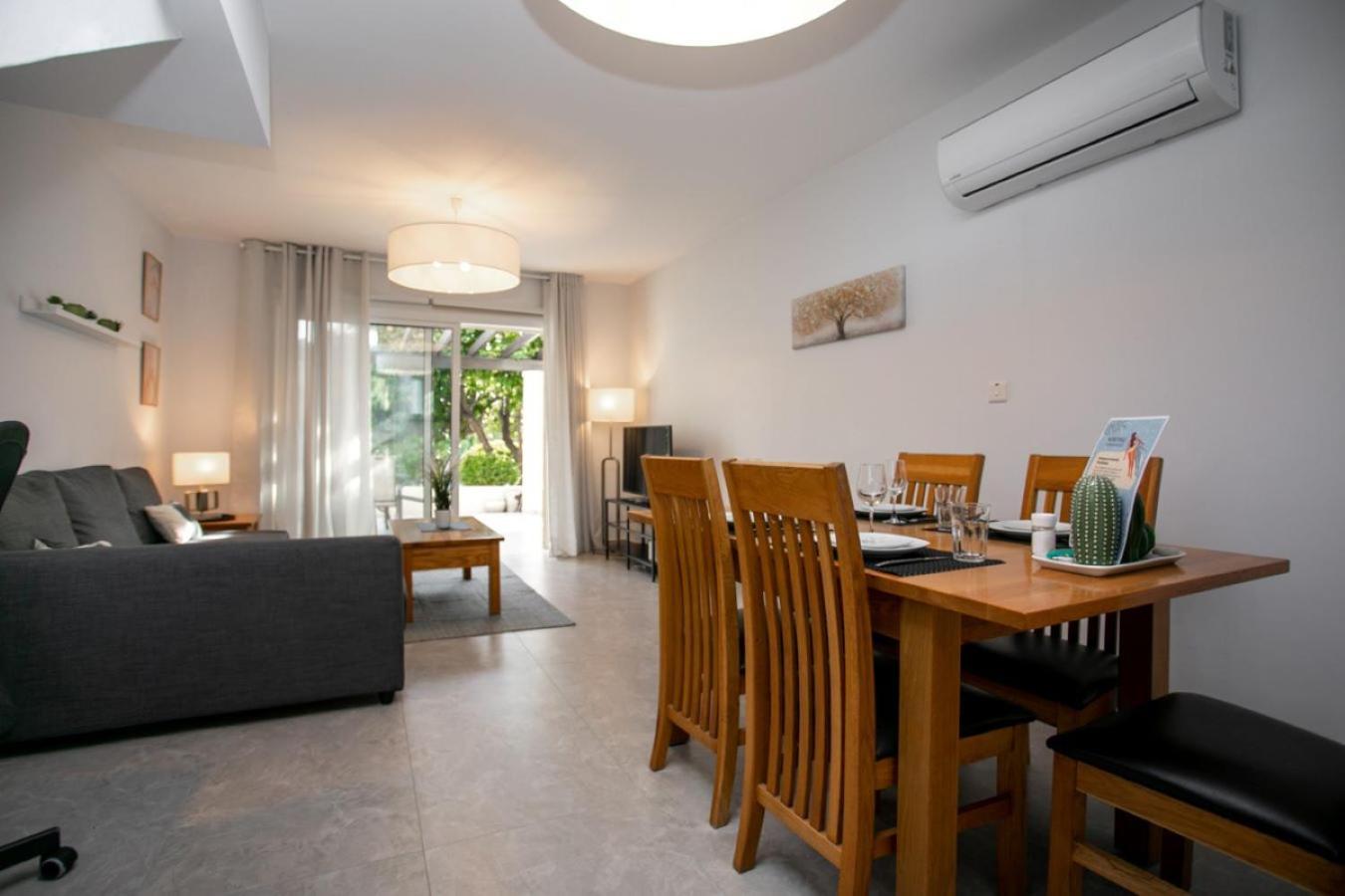 Stunning & Cosy, Direct Pool Access, 2br, With Private Patio! Serenity Townhouse Apartment