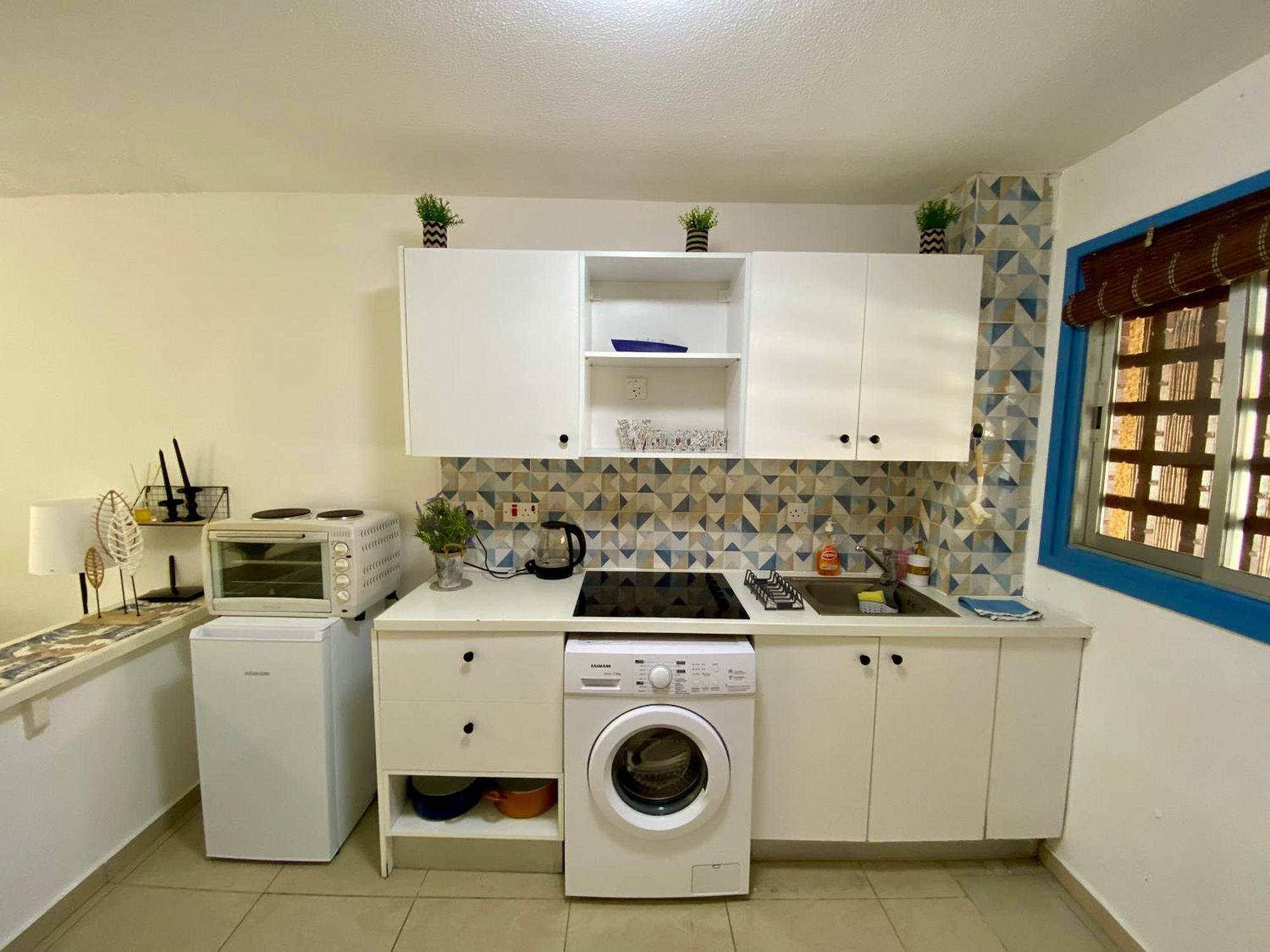 Seaside Two Bedroom Cosy Townhouse In Tourist Area *