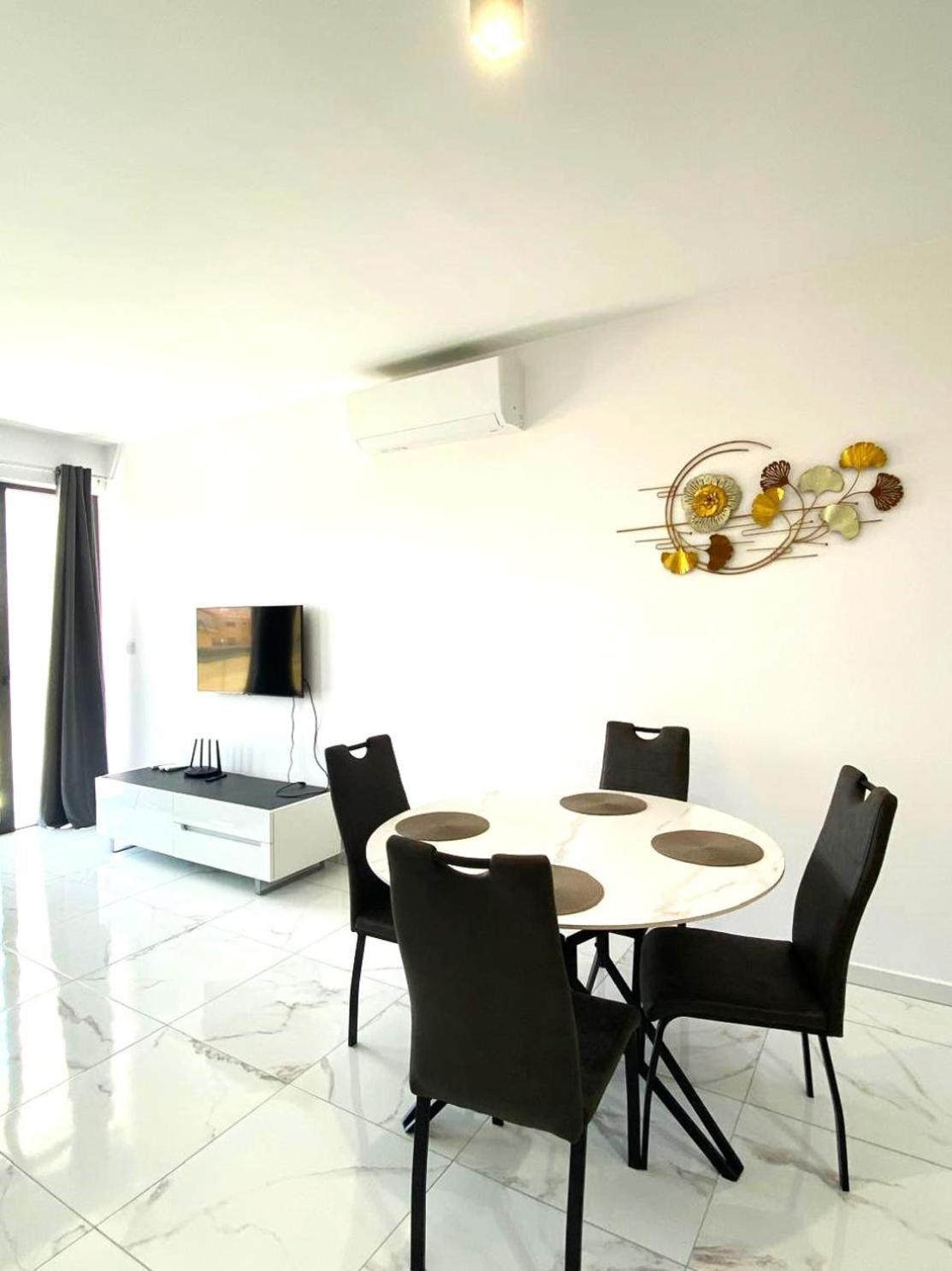 H&o New 4 Seasons Universal Apartment *
