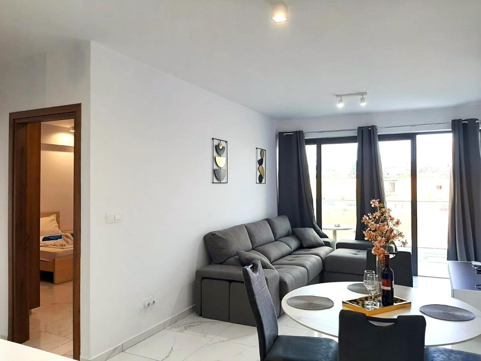 H&o New 4 Seasons Universal Apartment