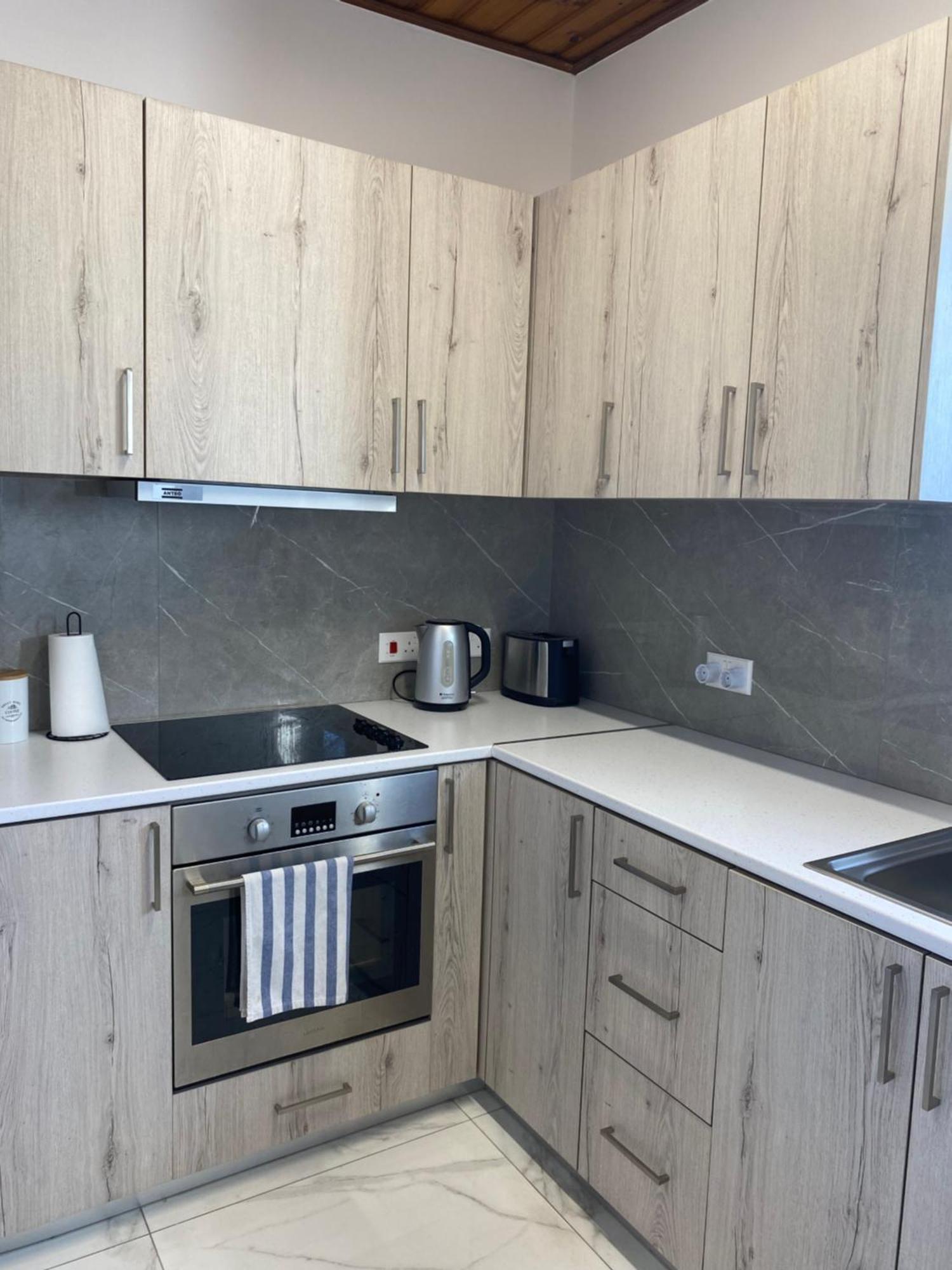 Seaside Two Bedroom Deluxe Flat In Tourist Area *