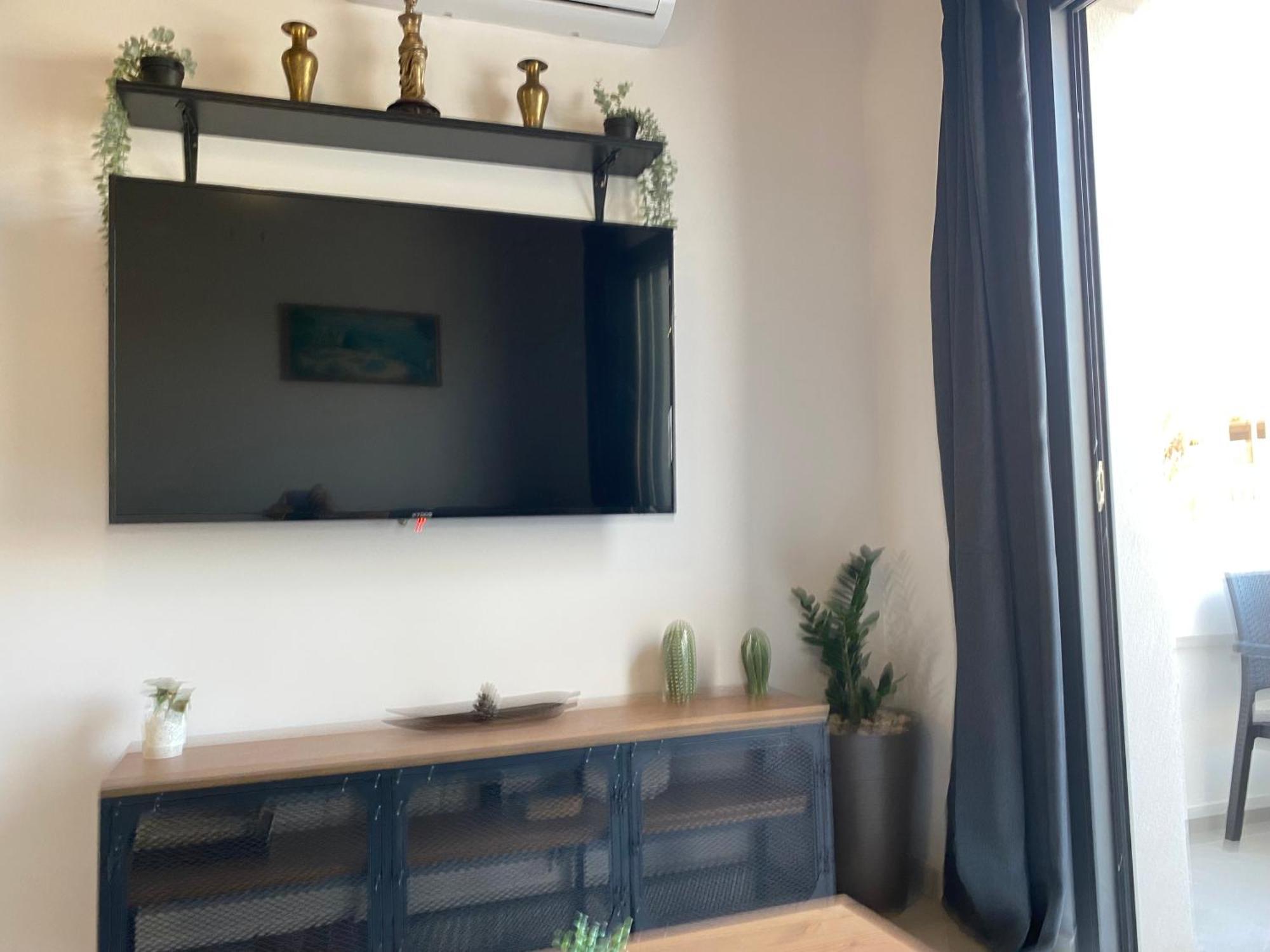 Seaside Two Bedroom Deluxe Flat In Tourist Area * Paphos
