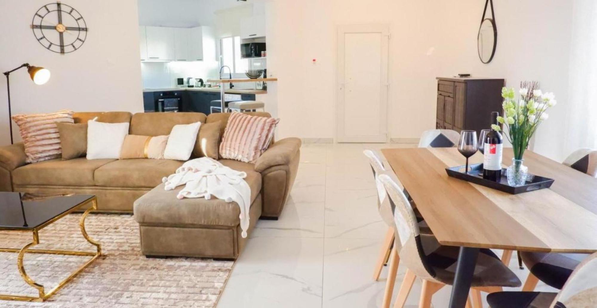 H&o Boulevard Breeze Apartment!