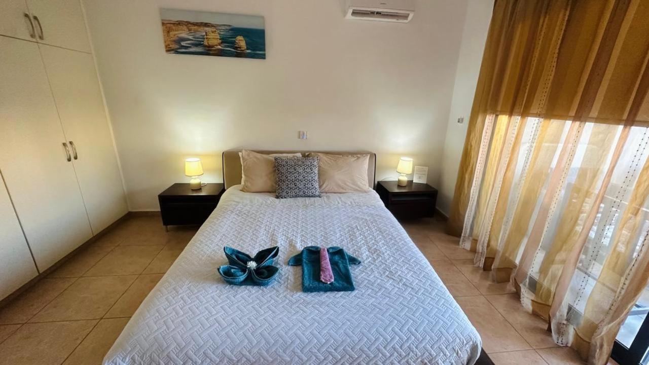 Apartment Pool Side 2 Bedroom Queens Gardens Complex
