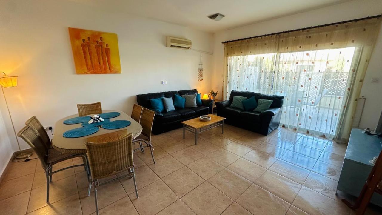 Apartment Pool Side 2 Bedroom Queens Gardens Complex