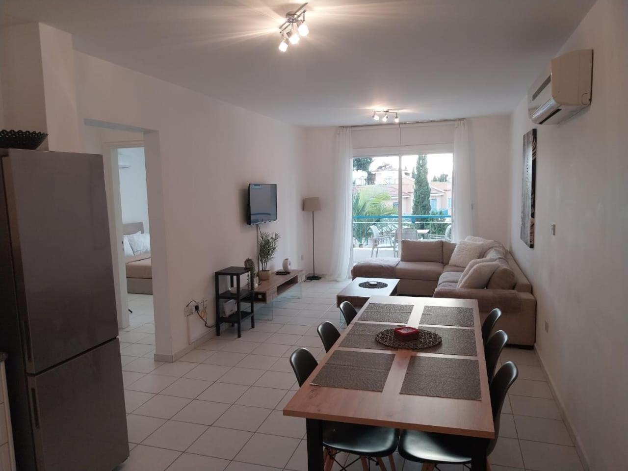 Sunny 2 Bed Home, In Universal