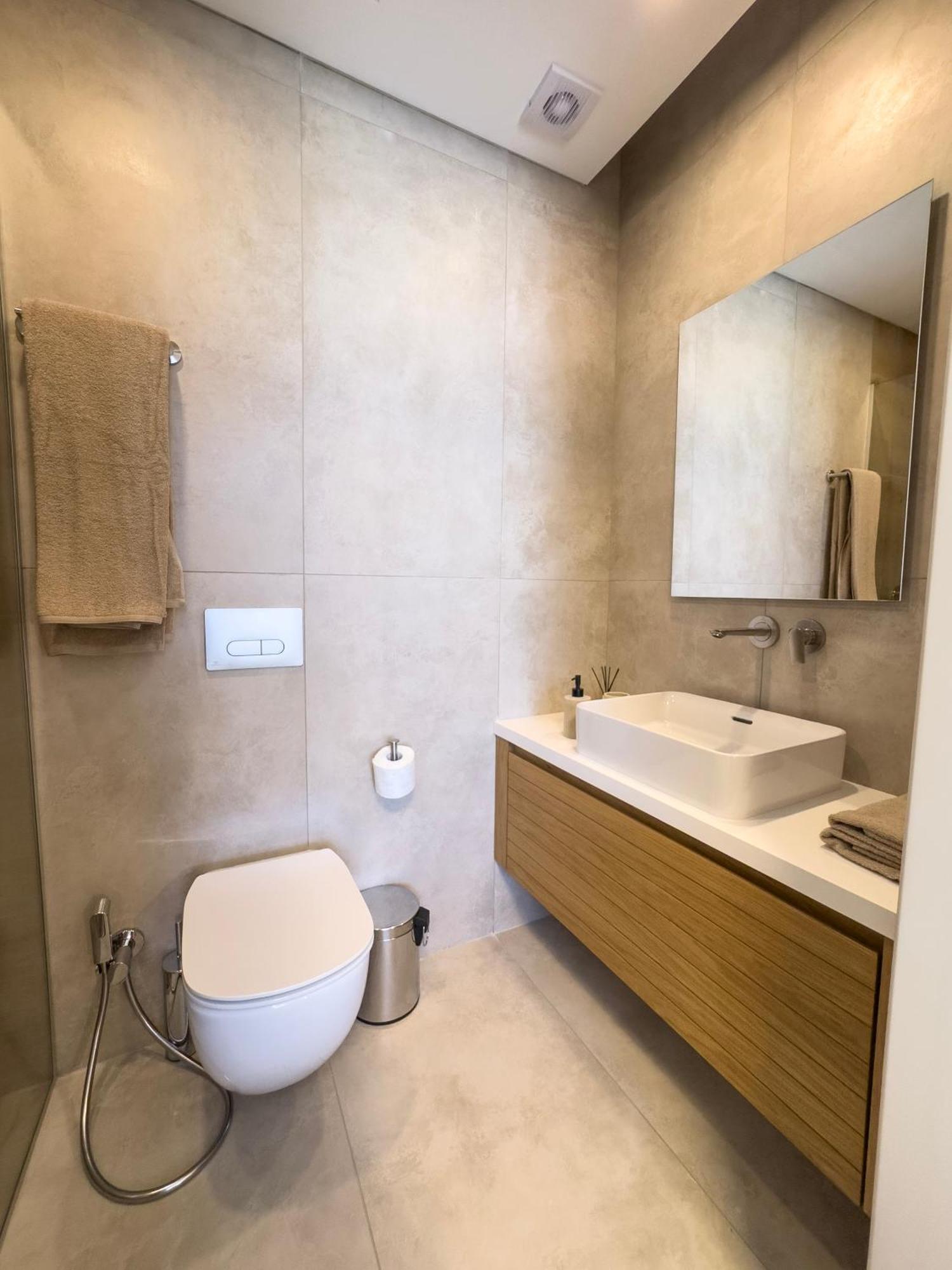Malberry Park 204 - Modern 2 Bedroom With Pool, Gym, Jaccuzi Apartment *