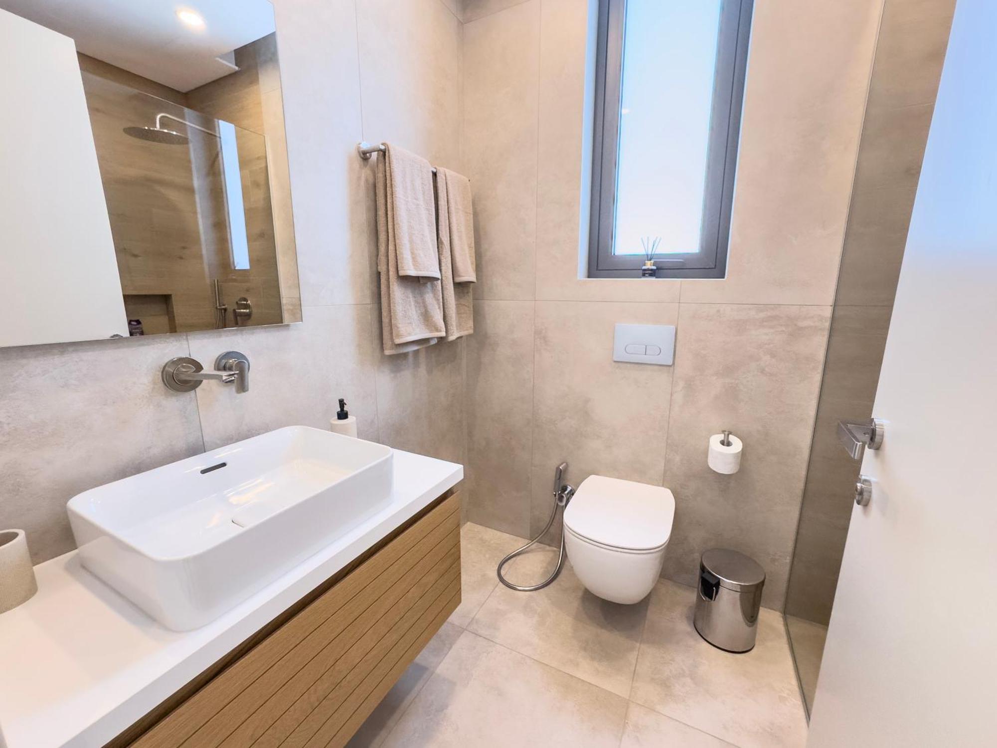 Malberry Park 204 - Modern 2 Bedroom With Pool, Gym, Jaccuzi Apartment *