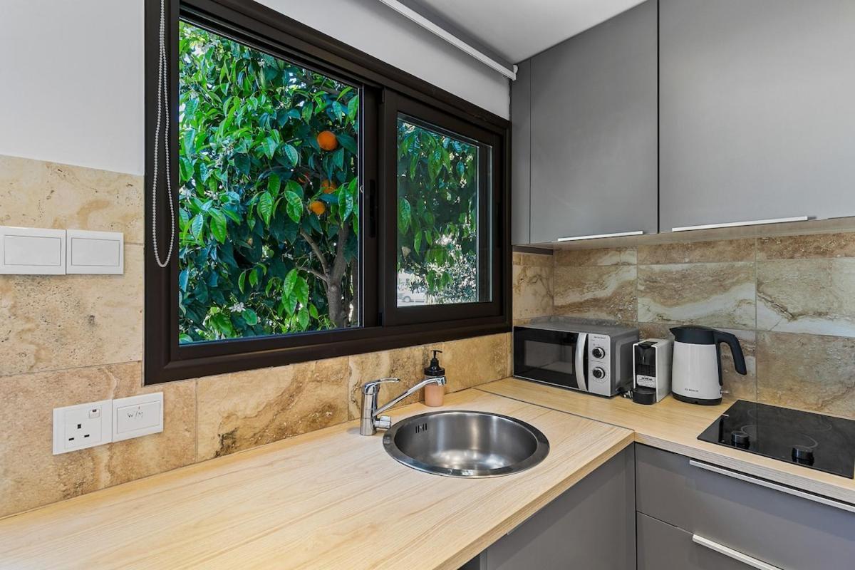 Orange Tree Studio, Just Steps From The Sea *