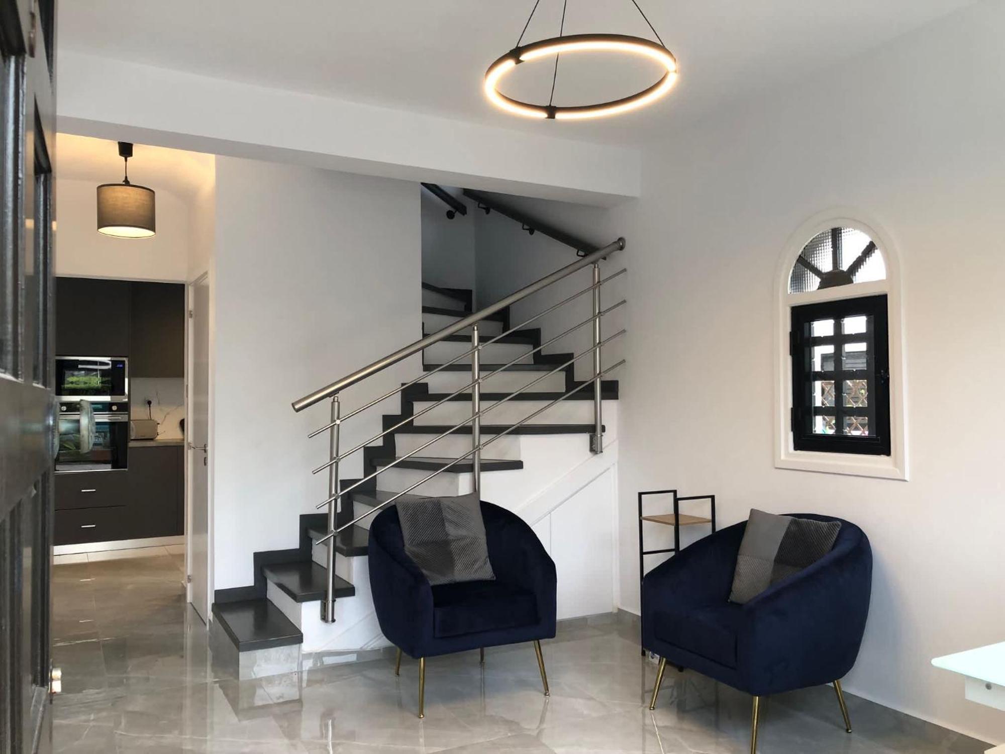 Luxurious 3-bed Villa, Modern Decor, Communal Pool Villa *