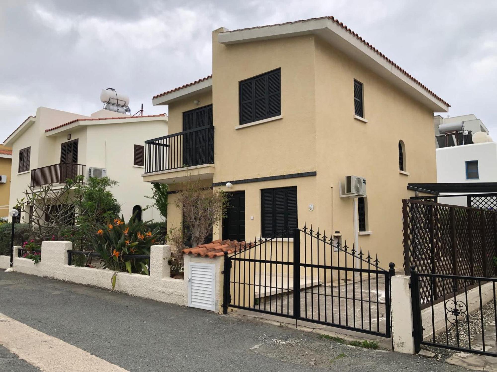 Villa Luxurious 3-bed Villa, Modern Decor, Communal Pool Paphos